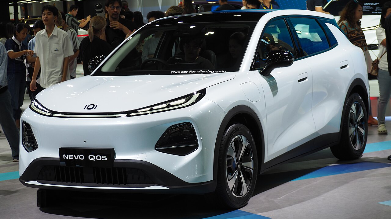Changan NEVO Q05 สีขาว มุมหน้าเฉียง จัดแสดงในงานที่อิมแพ็ค เมืองทองธานี