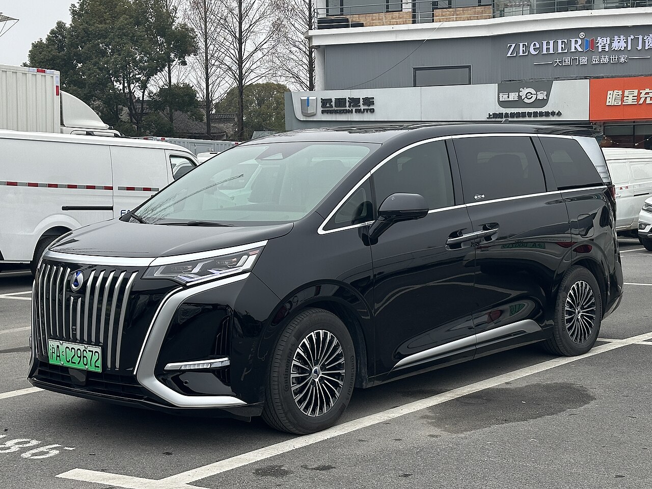 DENZA D9 EV สีดำ มุมด้านหน้าเฉียง จอดในลานจอดรถ