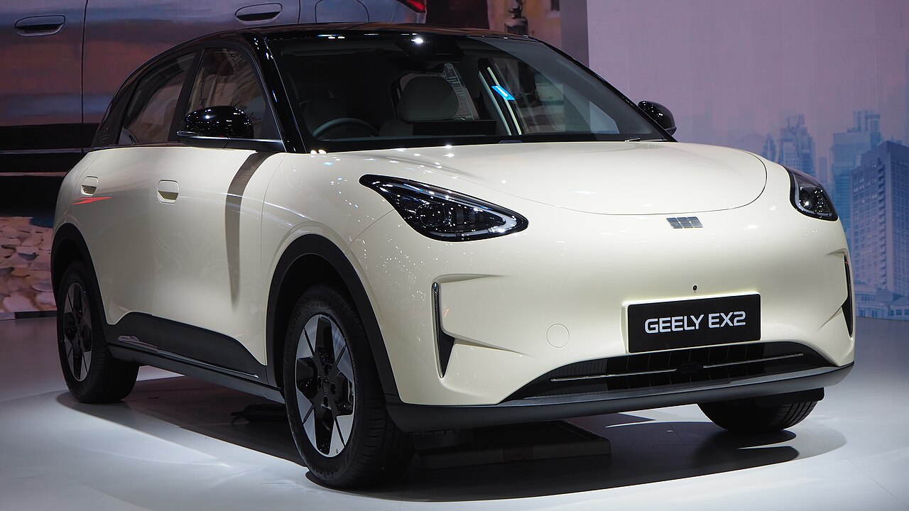 Geely EX2 Max สีครีมหลังคาดำ มุมหน้าเฉียง จัดแสดงในงานที่อิมแพ็ค เมืองทองธานี