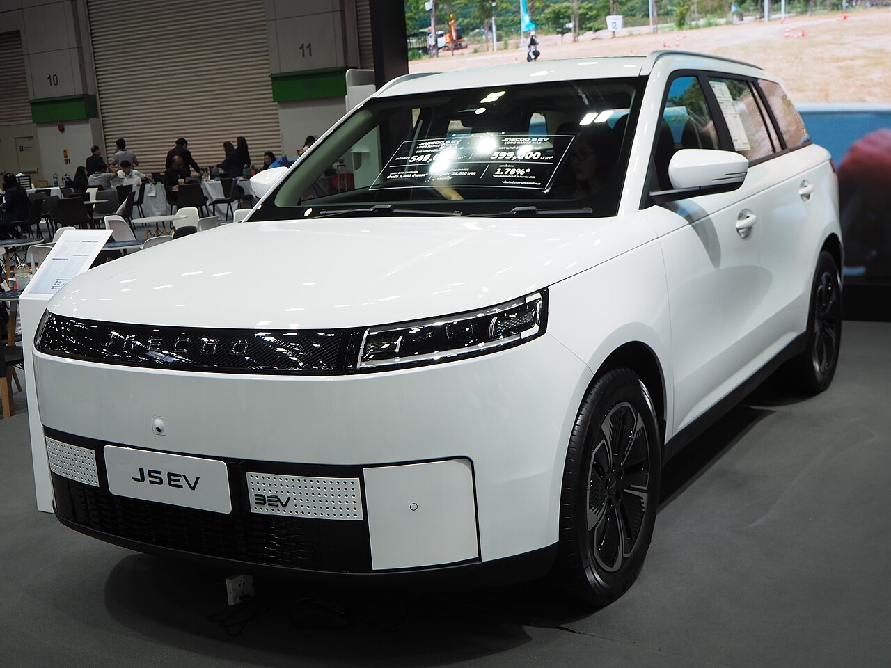 JAECOO 5 EV (J5 EV) Long Range Max สีขาว มุมหน้าเฉียง จัดแสดงในงานที่ไบเทค บางนา