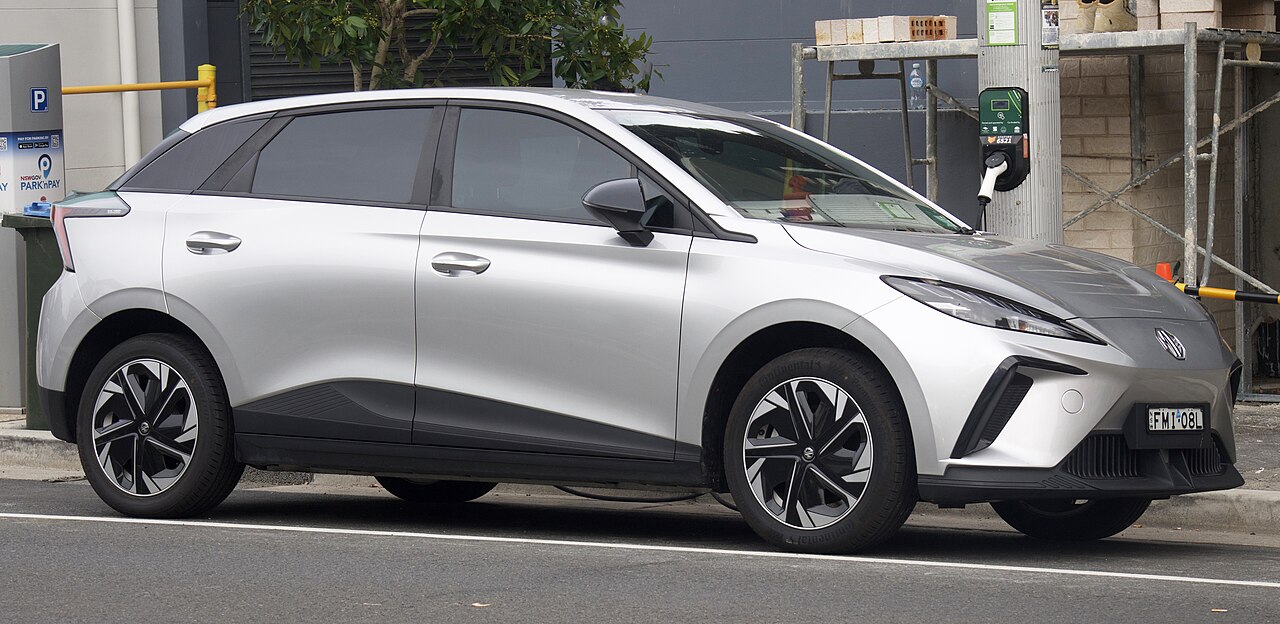 MG4 Electric สีเงิน ขณะจอดชาร์จไฟริมถนน มุมหน้าเฉียง