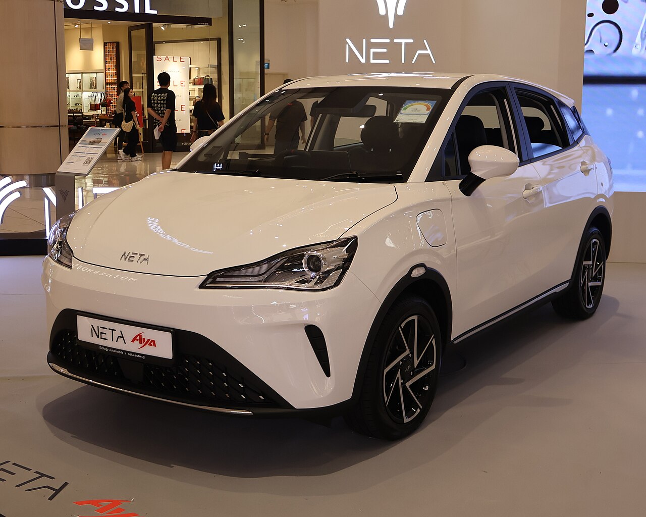 NETA V-II (Aya) สีขาว มุมด้านหน้าเฉียง ในงานแสดงรถยนต์