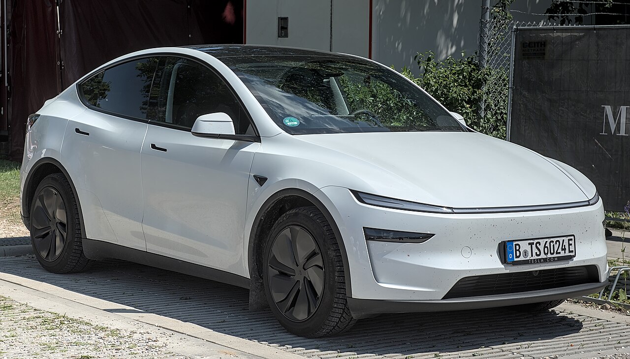 Tesla Model Y โฉม Juniper ปี 2025 สีขาว มุมหน้าเฉียง