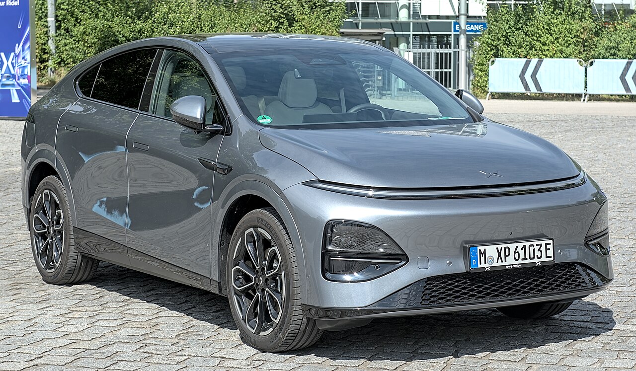 XPENG G6 รุ่นปรับโฉมปี 2025 สีเทา มุมหน้าเฉียง